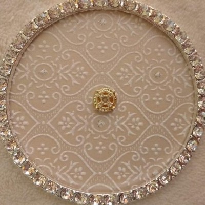 Prato decorativo branco com padrão floral e borda de cristais brilhantes