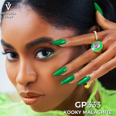 Mulher com maquilhagem e unhas verdes, anéis e texto VICTORIA VYNN GP333 KOOKY MALACHITE