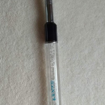 Pincel de unhas com cabo transparente e cerdas castanhas