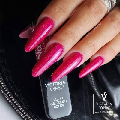 Unhas compridas com verniz gel cor rosa cintilante
