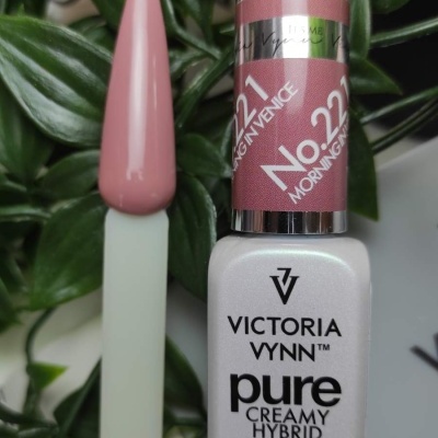 Verniz de unhas Victoria Vynn Pure Creamy Hybrid cor rosada com amostra de cor e folhas verdes ao fundo