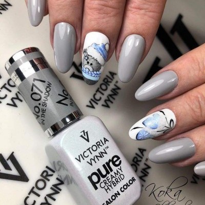 Unhas compridas com verniz cinzento perolado e unhas decoradas com desenho de urso e flores azuis