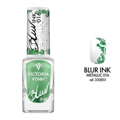 Esmalte de unhas verde metálico Victoria Vynn Blur Ink 016 com padrão decorativo