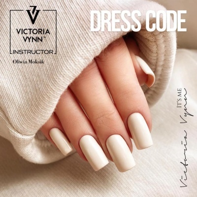 Unha artificial com verniz branco cremoso em tecido bege