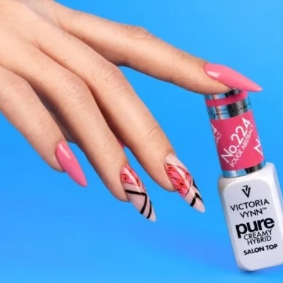 Unhas com verniz rosa e padrões geométricos, segurando frasco de verniz Victoria Vynn