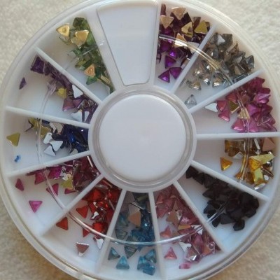 Organizador circular branco com pedras triangulares coloridas