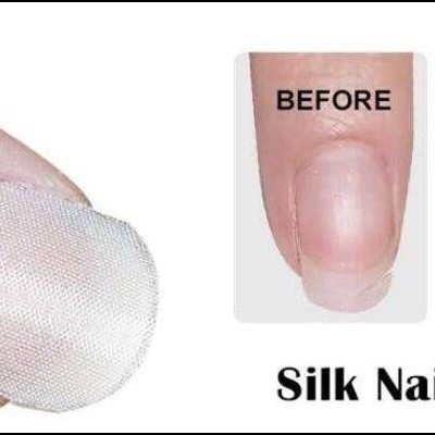 Unha com película Silk Nail Wrap branca e imagem antes e depois da aplicação