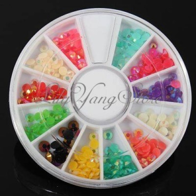 Caixa redonda com pequenos cristais decorativos de várias cores