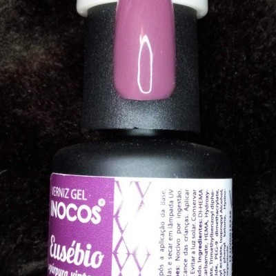 Verniz gel INOCOS Eusébio púrpura vintage em frasco preto com rótulo branco e roxo