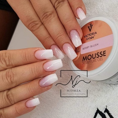 Unhas gel em tom rosa e branco junto ao frasco de gel Victoria Vynn