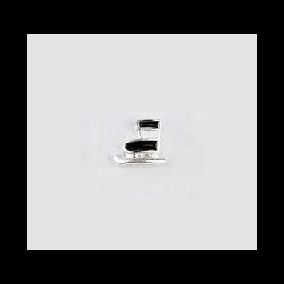 Pendente prateado em forma de chapéu alto com detalhes a preto