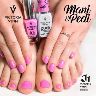Mãos e pés com unhas pintadas de rosa vibrante e frascos de verniz Victoria Vynn