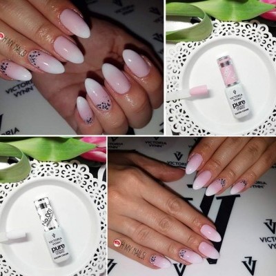 Unhas decoradas com verniz de gel rosa e branco e frascos de verniz Victoria Vynn Pure