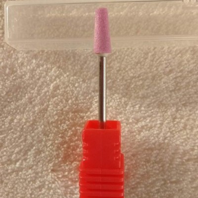 Broca de esmalte rosa com suporte vermelho sobre superfície clara