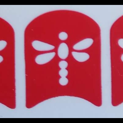 Três autocolantes vermelhos com desenho branco de libélula