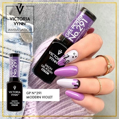 Frasco de verniz em gel violeta da Victoria Vynn e unhas decoradas em violeta e branco.