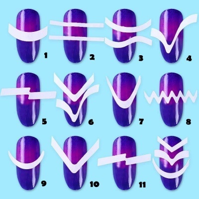 12 unhas roxas metalizadas com formas geométricas brancas numeradas sobre fundo azul