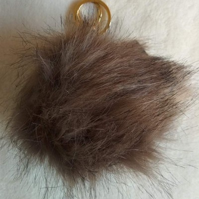 Chaveiro pompom peludo castanho claro com anel dourado