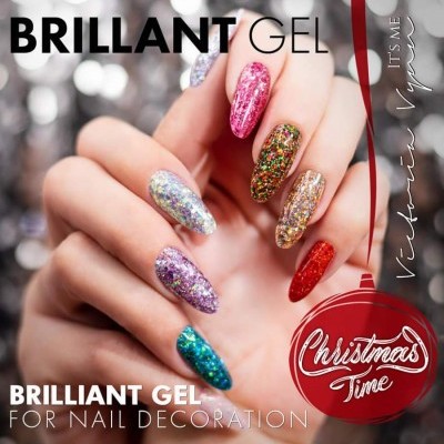 Mão com unhas decoradas com vernizes de gel brilhantes e coloridos