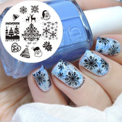 Esmalte de unhas azul claro com decoração de flocos de neve e padrões natalícios.