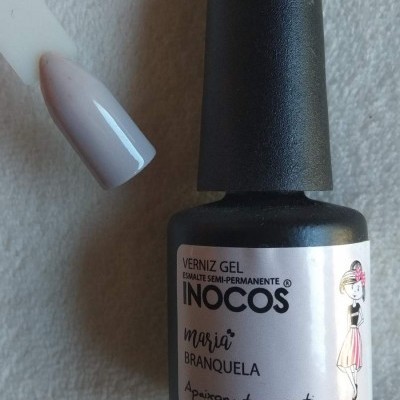 Frasco de verniz gel semi-permanente INOCOS com rótulo branco e amostra de cor branca