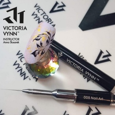 Caneta de arte para unhas e unha decorada com padrão preto, dourado e branco da VICTORIA VYNN