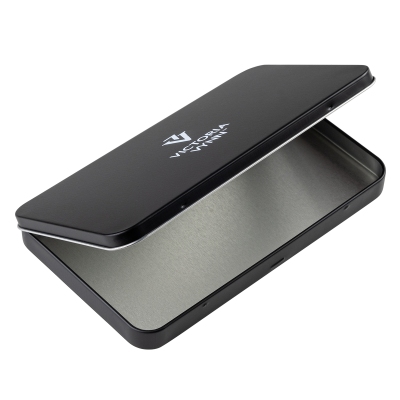 Estojo metálico preto aberto com interior prateado e logo Victoria Vieira na tampa