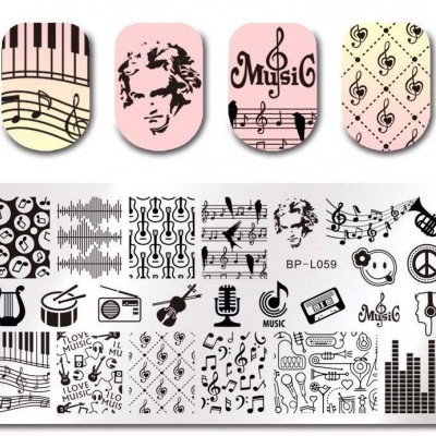 Conjunto de unhas decorativas e placa de estampagem com temas musicais