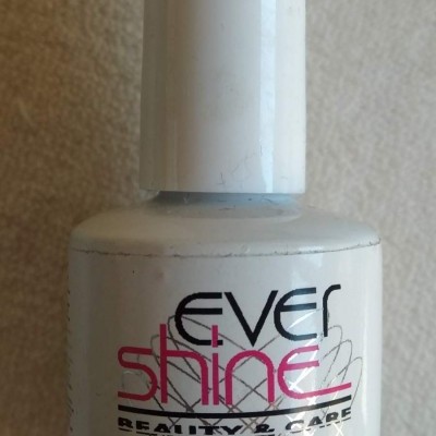 Frasco branco de produto cosmético com tampa e rótulo com texto