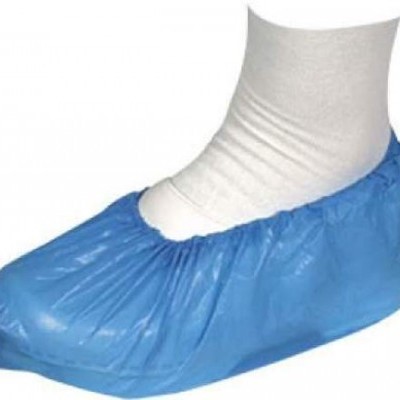 Capa para calçado desechável azul com elástico sobre meia branca