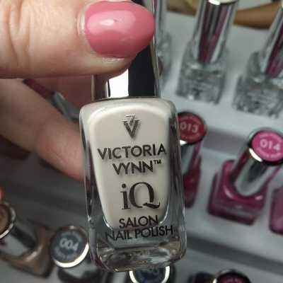 Verniz de unhas branco Victoria Vynn iQ Salon Nail Polish com tampa prateada e outros vernizes ao fundo