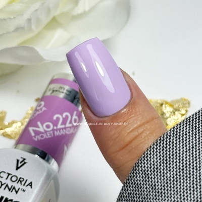Unha com esmalte violeta pastel nº 226 Violet Mandolin Victoria Vynn, fundo branco e detalhes dourados