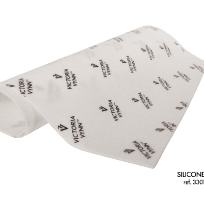 Gravata branca com texto preto 'VICTORIA VINTAGE'