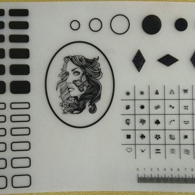 Folha branca com formas geométricas pretas, ilustração de mulher em oval e régua numerada