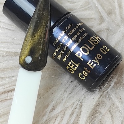 Verniz gel preto Cat Eye 02 e amostra de unha pintada metálica