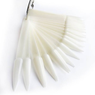 Amostras de unhas artificiais brancas em leque