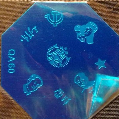 Placa octogonal azul com símbolos gravados