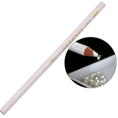 Lápis branco para maquiagem com texto dourado e pedra brilhante na ponta