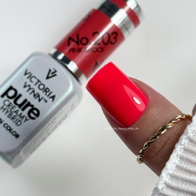 Frasco de verniz Victoria Vynn Pure Creamy Hybrid cor No 203 Pink Shock e unha pintada com verniz vermelho vibrante.