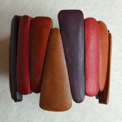 Pulseira de madeira em tons castanhos e vermelhos com formas alongadas e arredondadas