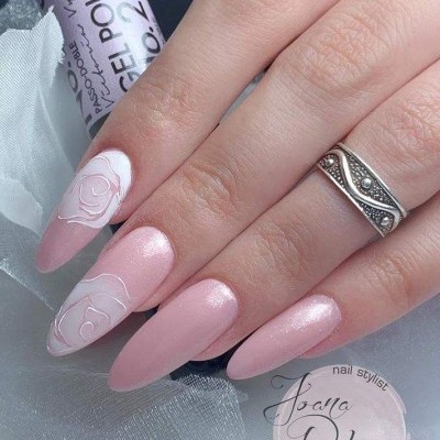 Unhas alongadas rosa perolado com detalle de rosas brancas em relevo e frasco de Gel Polish