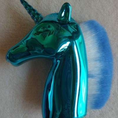 Escova azul em forma de unicórnio com cerdas macias azuis