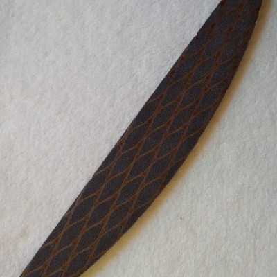 Estojo portátil para facas com padrão geométrico castanho e preto