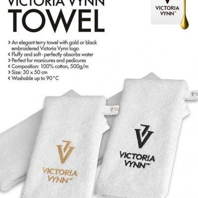 Duas toalhas brancas Victoria Vynn com logo bordado em dourado e preto.