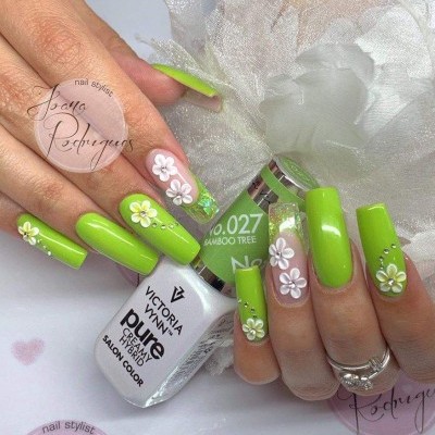 Unhas decoradas verde lima e flores 3D, frascos de verniz Victoria Vynn.
