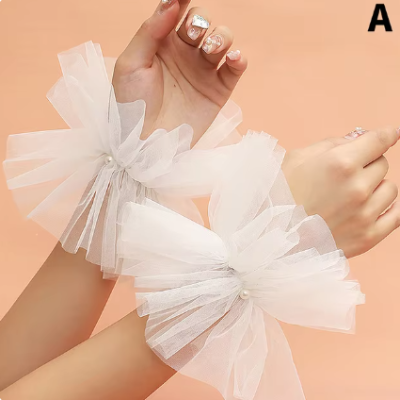Pulseiras de tule branco com laços e pérolas nos pulsos