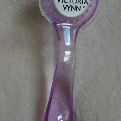 Utensílio plástico roxo translúcido com logotipo VICTORIA VYNN™