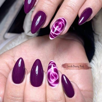 Unhas postiças roxas com decoração floral em branco e roxo