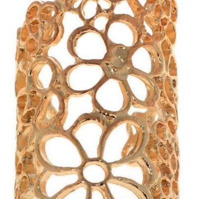 Anel dourado com padrão floral aberto e acabamento brilhante