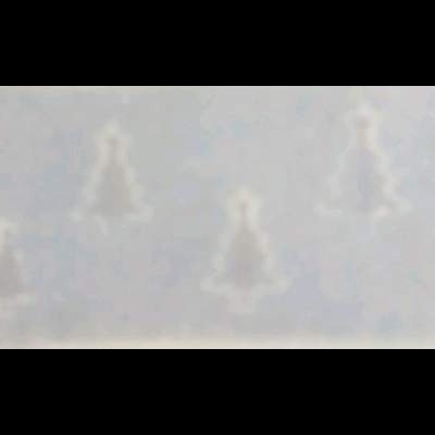 Formas desfocadas em forma de árvores de Natal sobre fundo cinzento